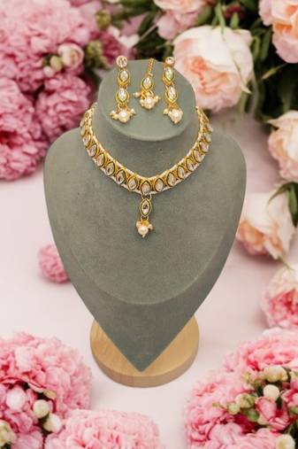 Kundan choker necklace set with earrings and mang tikka | pearl beaded bridal jewelry for women & girls.