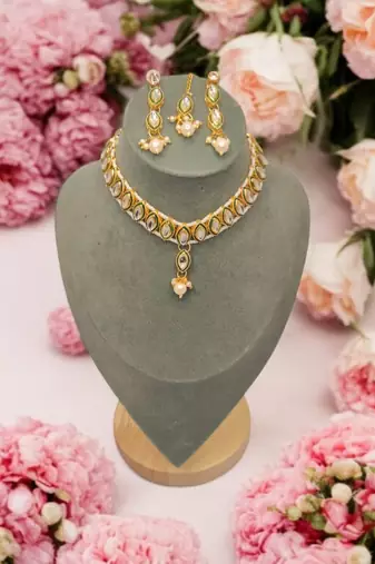 Kundan choker necklace set with earrings and mang tikka | pearl beaded bridal jewelry for women & girls.