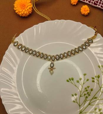 Kundan choker necklace set with earrings and mang tikka | pearl beaded bridal jewelry for women & girls. 2