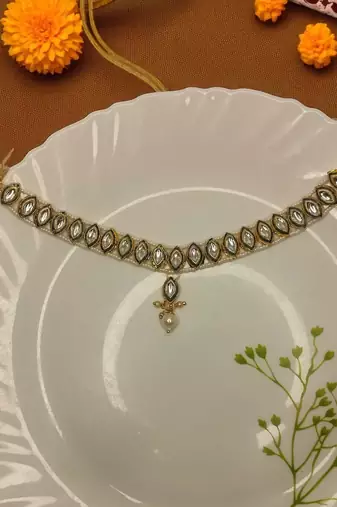 Kundan choker necklace set with earrings and mang tikka | pearl beaded bridal jewelry for women & girls.