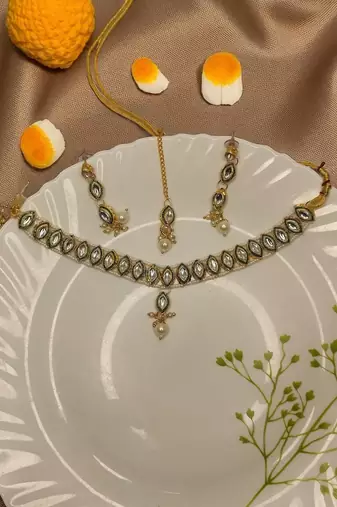 Kundan choker necklace set with earrings and mang tikka | pearl beaded bridal jewelry for women & girls.