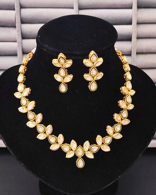 Elegant floral polki kundan necklace set with earrings 3