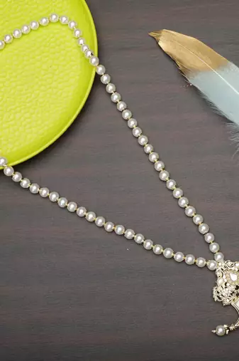 Single-line dulha mala with gold plated brooch