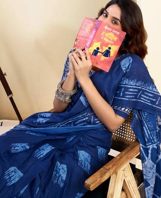 pre draped blue pure cotton screen printed saree 4