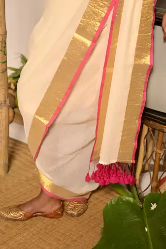 off white mul cotton handwoven saree with golden and pink border