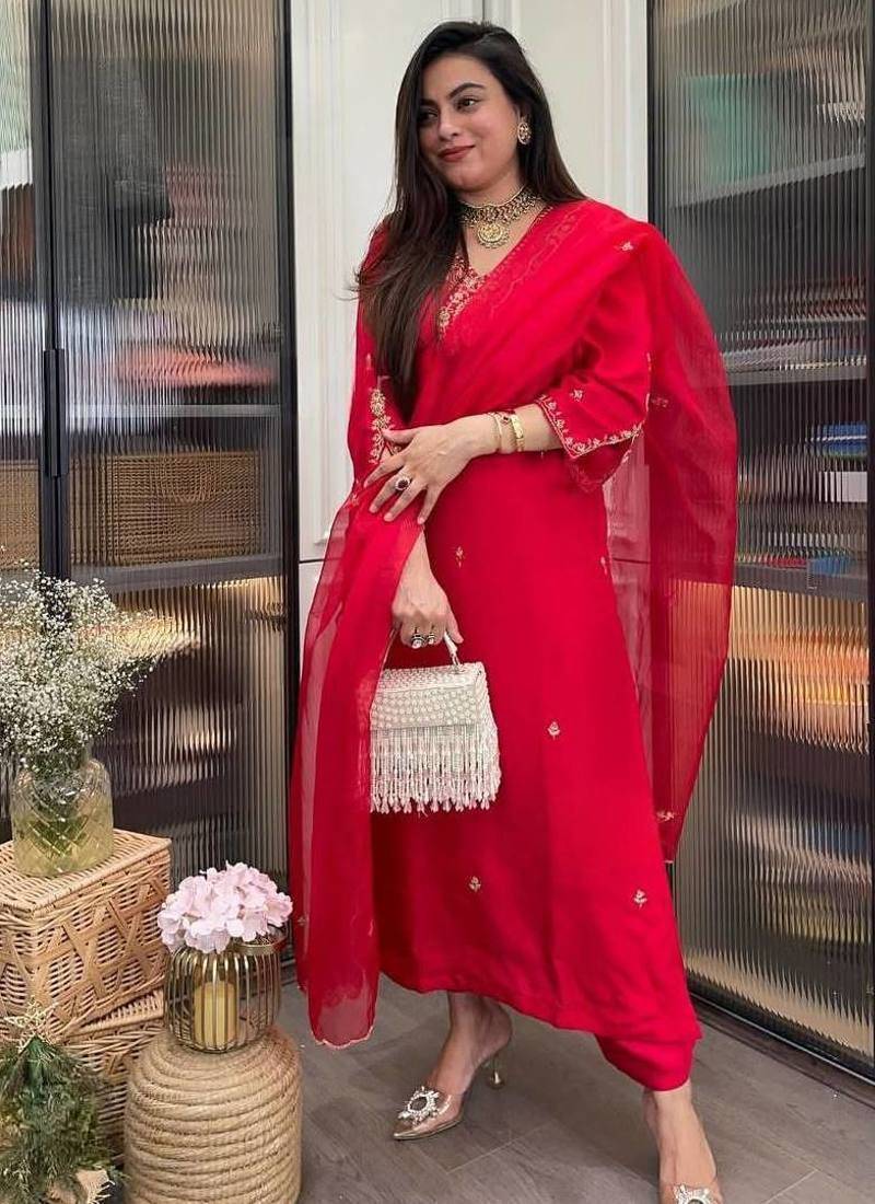 Women’s designer reyon kurta set with embroidery and sheer organza dupatta