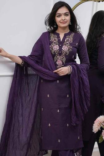 Women’s designer reyon slub kurta set adorned with sequin embroidery
