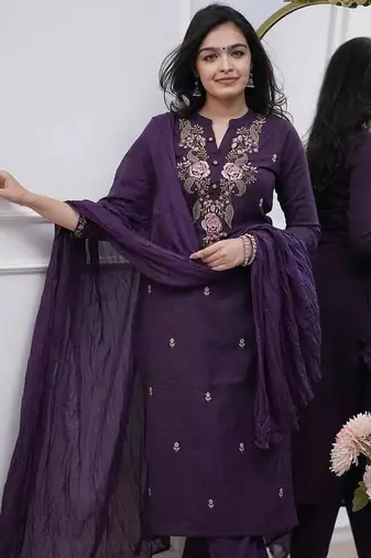 Women’s designer reyon slub kurta set adorned with sequin embroidery