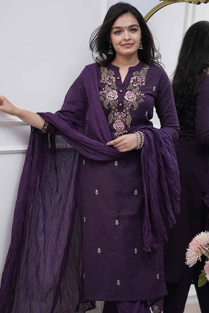 Women’s designer reyon slub kurta set adorned with sequin embroidery