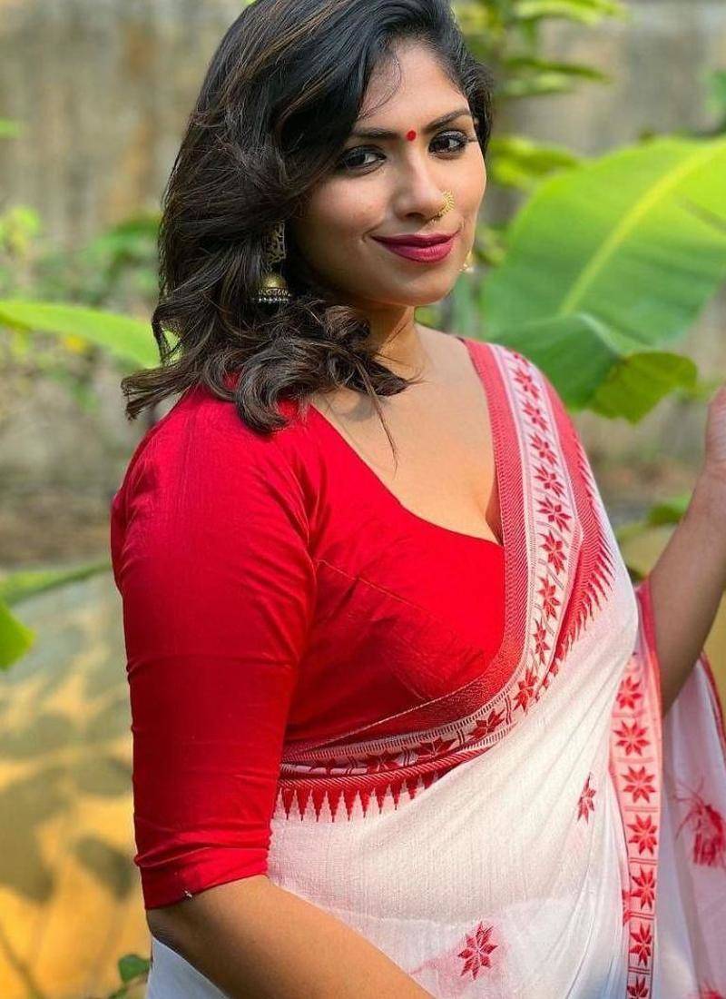 white intricate jacquard weaving saree