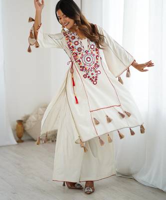 white kurta set with mirror work  4