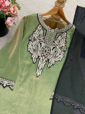 Regal green elegance with a modern twist 2