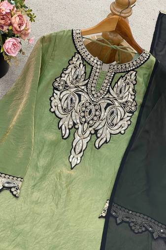 Regal green elegance with a modern twist