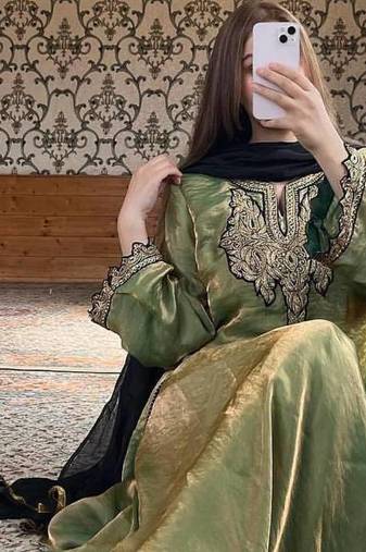 Regal green elegance with a modern twist