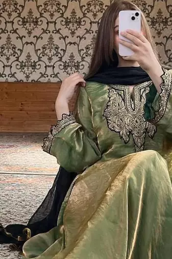 Regal green elegance with a modern twist