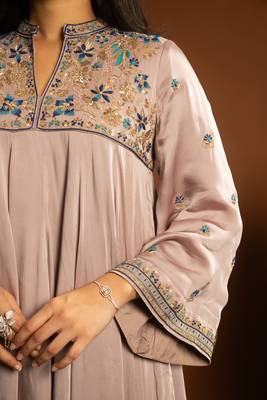 Mauve embroidered satin kurta set 4
