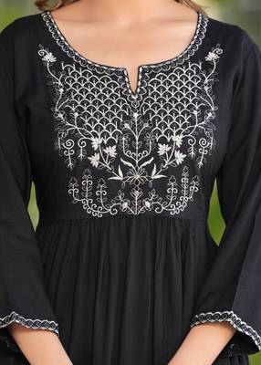 Elegant black embroidered kurta set with dupatta 3
