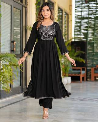 Elegant black embroidered kurta set with dupatta 4