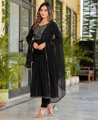 Elegant black embroidered kurta set with dupatta 5