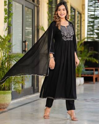 Elegant black embroidered kurta set with dupatta 6