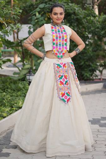 WHITE KUTCHI GAMTHI EMBROIDERED WORK KORA COTTON NAVRATRI STITCHED LEHENGA CHOLI