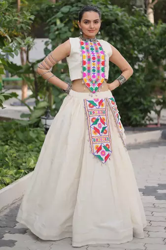 WHITE KUTCHI GAMTHI EMBROIDERED WORK KORA COTTON NAVRATRI STITCHED LEHENGA CHOLI