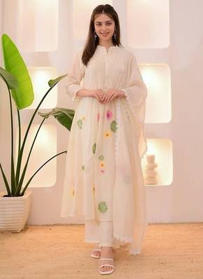Premium quality beautiful ivory pastel garden threadwork mul chanderi suit 1