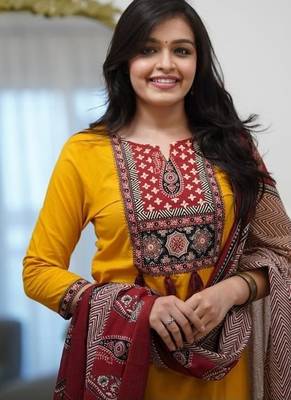 Women floral printed cotton kurta with trouser & dupatta 3
