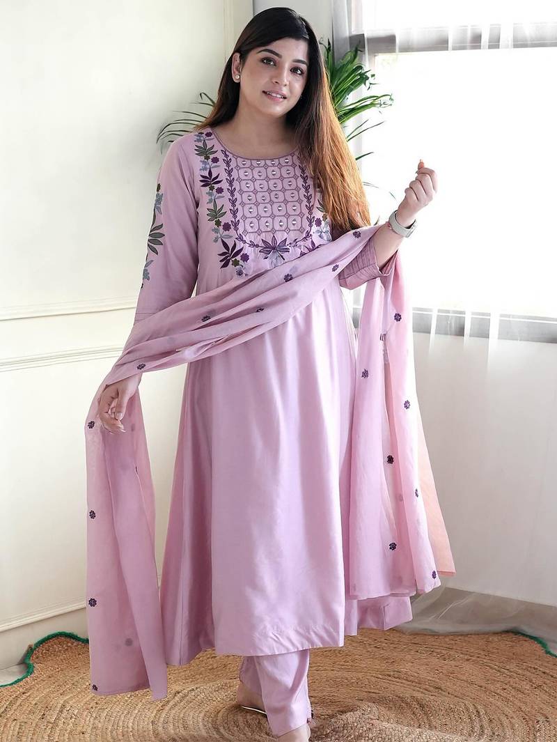 Baby pink chanderi silk heavy thread embroidery work kurta pant set