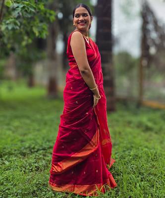Red maheswari cotton saree with unstitched blouse piece 3