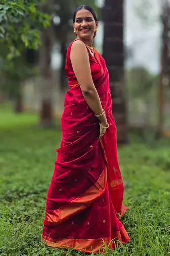 Red maheswari cotton saree with unstitched blouse piece