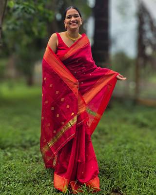 Red maheswari cotton saree with unstitched blouse piece 4