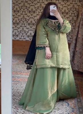 Regal green elegance with a modern twist 1