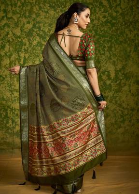 Mehendi green velvet tussar silk blend foilprint saree with unstitched blouse 4