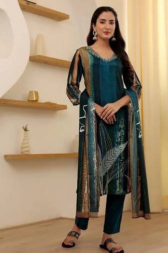Women Floral Zari Embroidered Yoke Design Crushed Organza Kurta Set