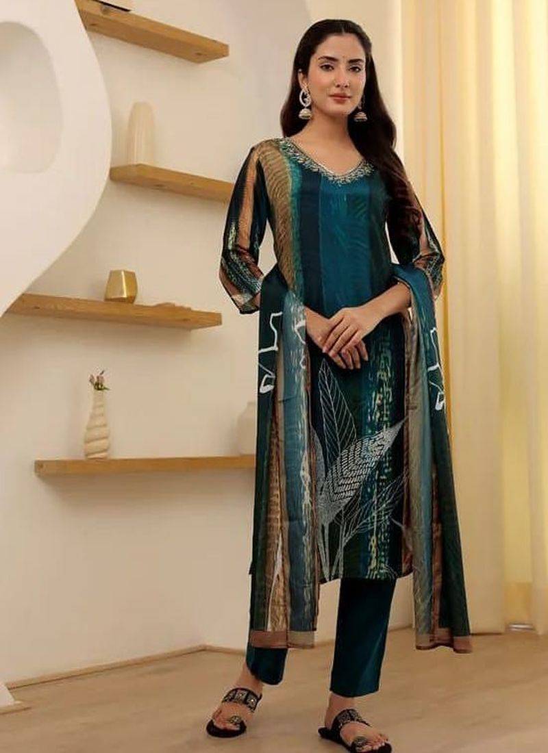Women Floral Zari Embroidered Yoke Design Crushed Organza Kurta Set