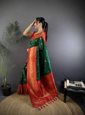 Green silk blend butti zari weaving banarasi saree with woven saree 2