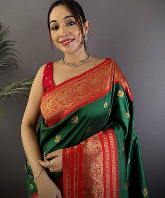 Green silk blend butti zari weaving banarasi saree with woven saree 3