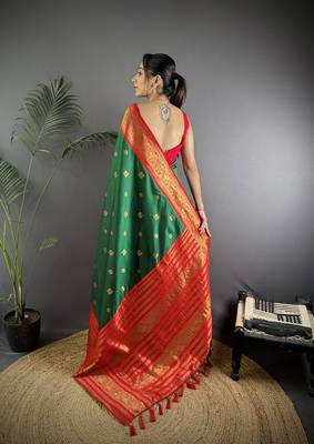 Green silk blend butti zari weaving banarasi saree with woven saree 4