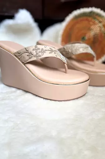 Beige woven leather wedges