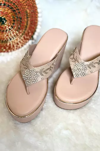 Beige woven leather wedges