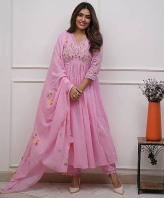 Baby pink elegant embroidered kurta set with floral dupatta 1
