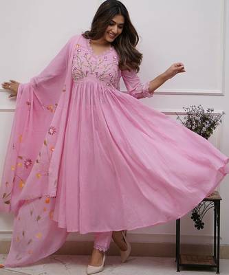 Baby pink elegant embroidered kurta set with floral dupatta 3