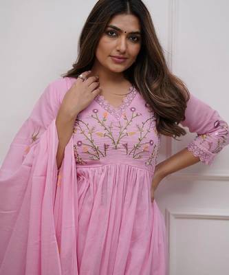 Baby pink elegant embroidered kurta set with floral dupatta 4