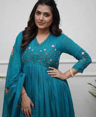 Teal blue elegant embroidered kurta set with floral dupatta 4