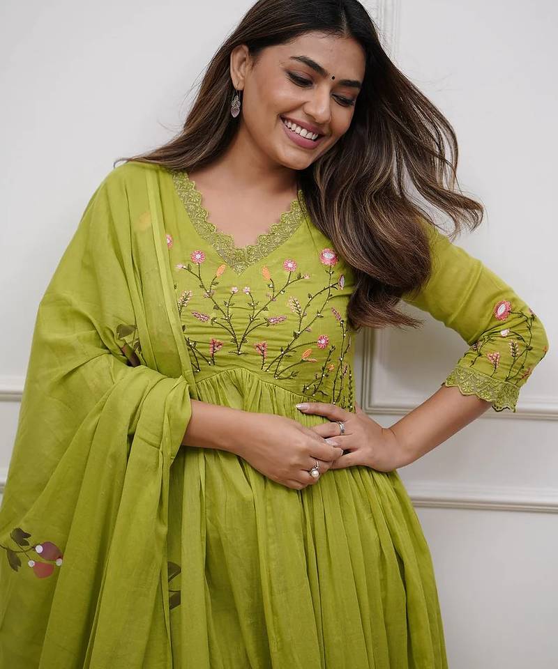 Green elegant embroidered kurta set with floral dupatta
