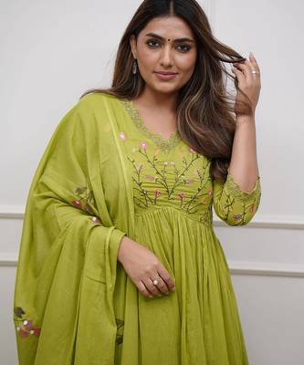 Green elegant embroidered kurta set with floral dupatta 1