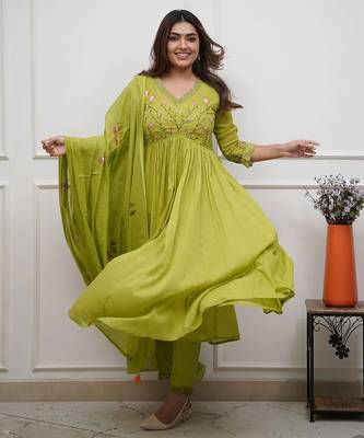 Green elegant embroidered kurta set with floral dupatta 3