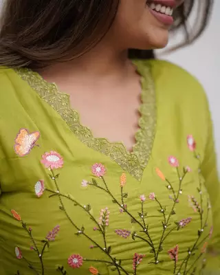 Green elegant embroidered kurta set with floral dupatta 4