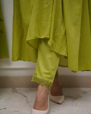 Green elegant embroidered kurta set with floral dupatta 5